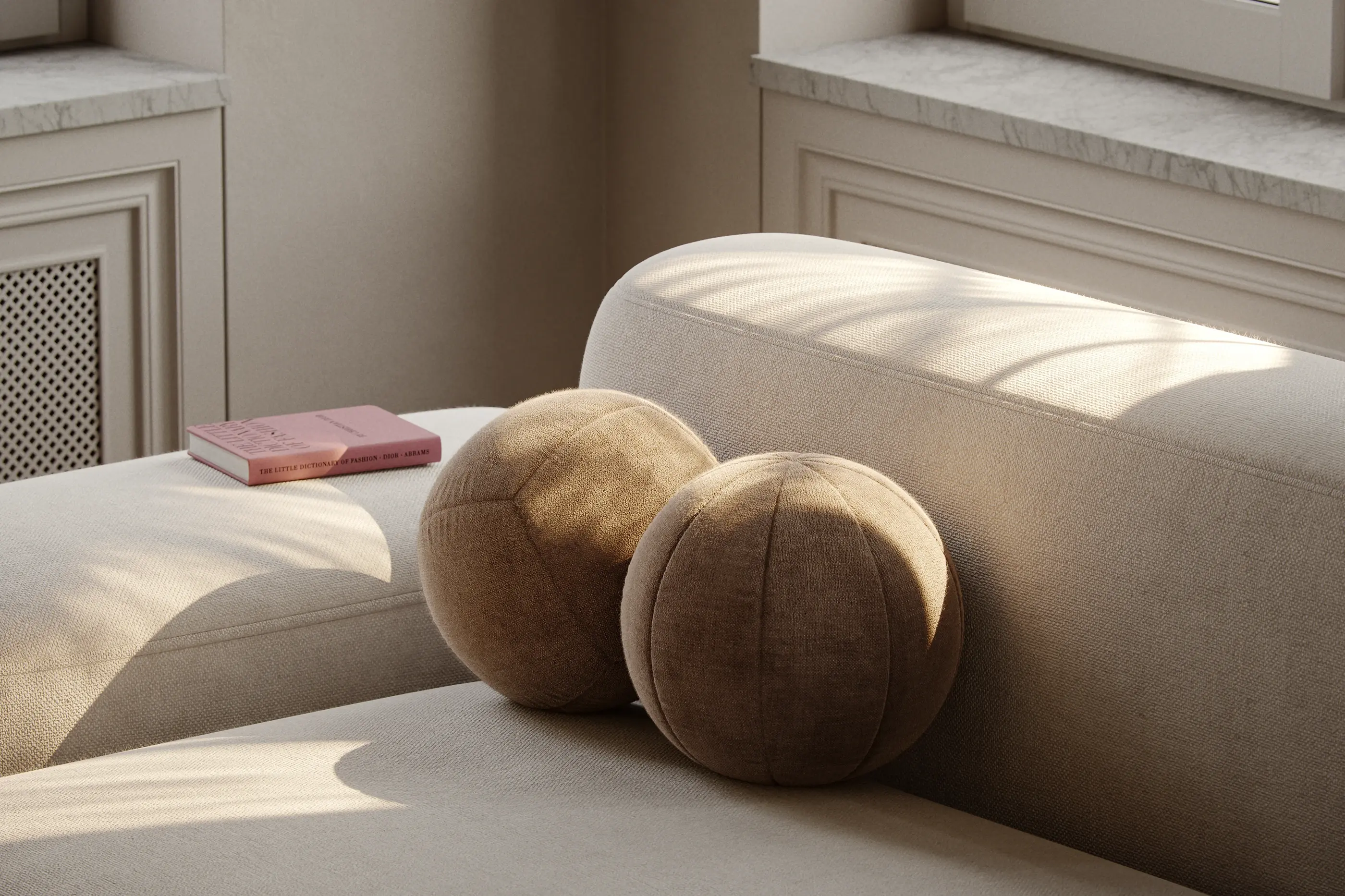 Fotorealistisches Interior-Rendering eines minimalistischen Arbeitszimmers mit Schreibtisch, gelbem Polstersessel und orientalischem Teppich bei tief stehender Wintersonne.